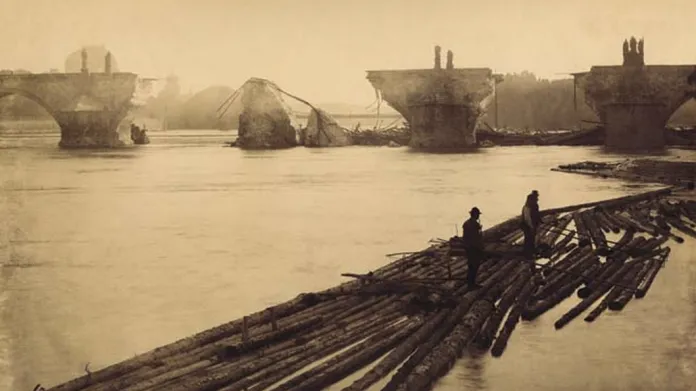 Karlův most po povodni v roce 1890