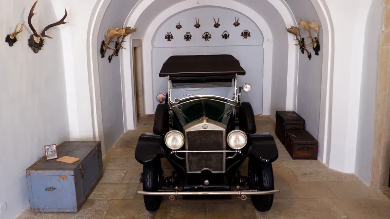 Automobil Tatra v expozici na Státním zámku Telč