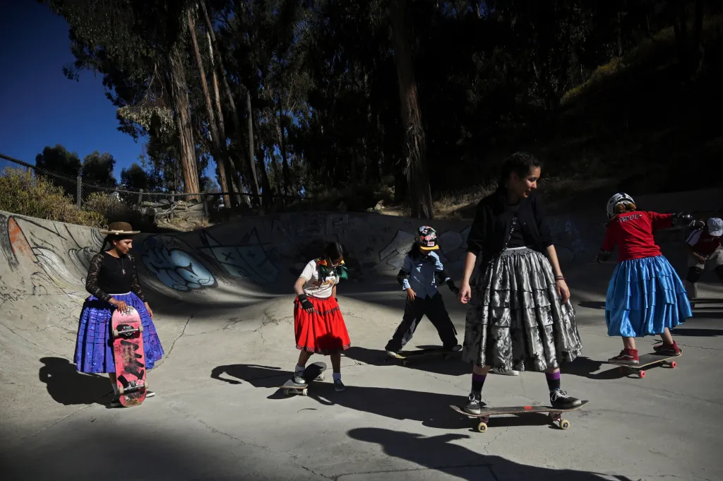 Bolivijské „cholitas“ předvádí své schopnosti na skateboardu
