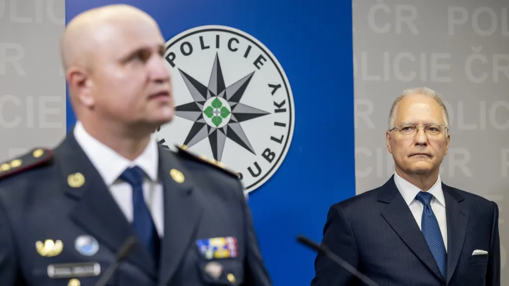 Ředitel Národní centrály proti terorismu, extremismu a kybernetické kriminalitě (NCTEKK) Břetislav Brejcha (vlevo) a ředitel Bezpečnostní informační služby (BIS) Michal Koudelka (ilustrační foto)