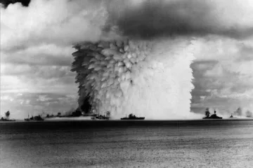 Jako díra do planety. Vědci po 73 letech prozkoumali dno u „atomového atolu“ Bikini