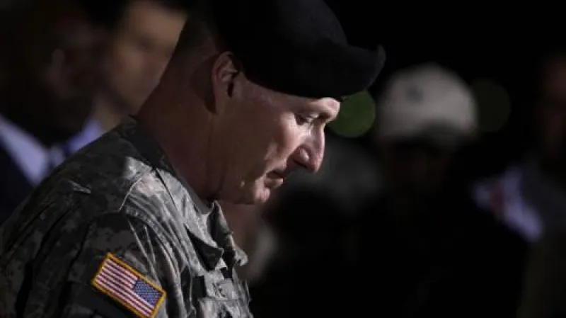 Velitel základny Robert Cone