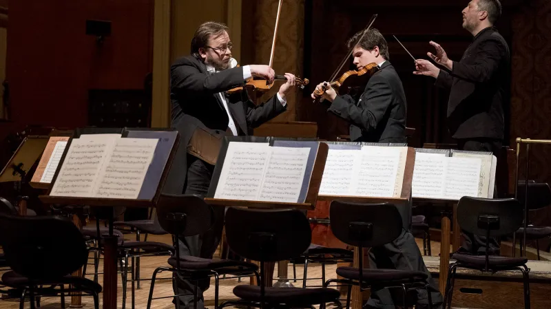 Hráči České filharmonie odchází z pódia