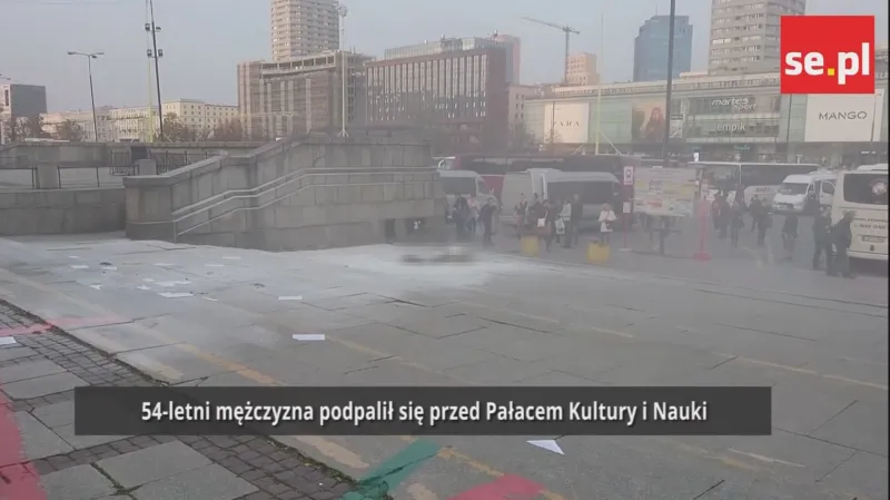 Muž se pokusil upálit před varšavským Palácem kultury