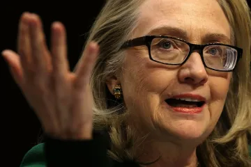 Clintonová vydává paměti: „Sarkozy rád pomlouvá politiky“