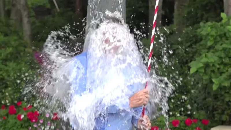 Ice bucket challenge v podání Billa Gatese