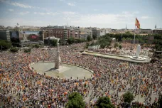 Desítky tisíc lidí protestují proti udělení milosti katalánským politikům