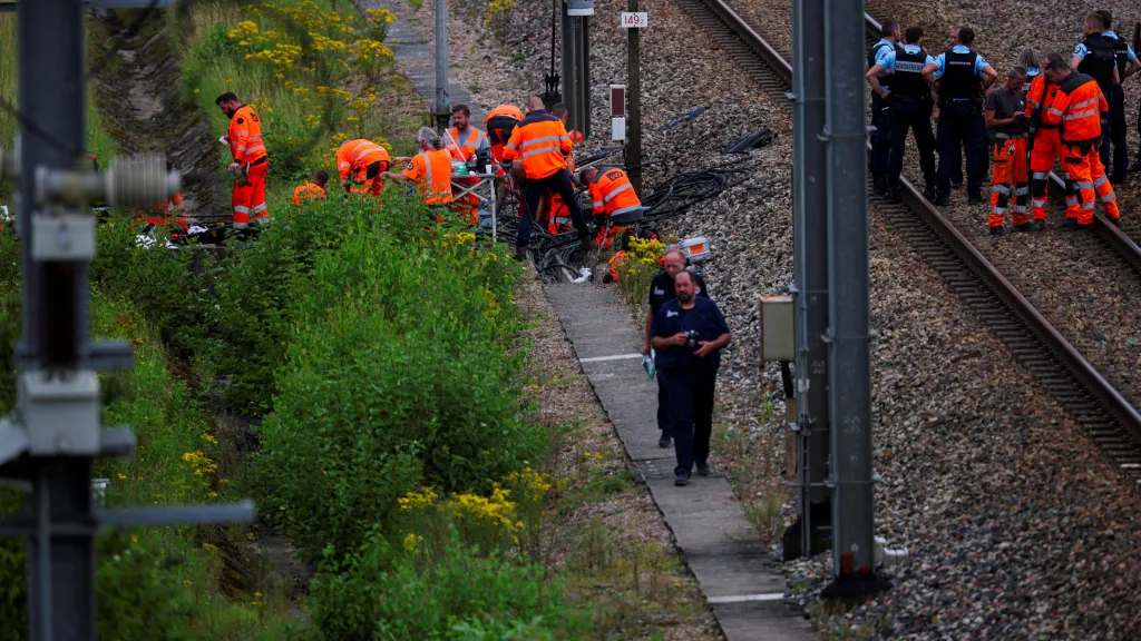 Práce na jednom z poničených míst železnice ve Francii po žhářské sabotáži