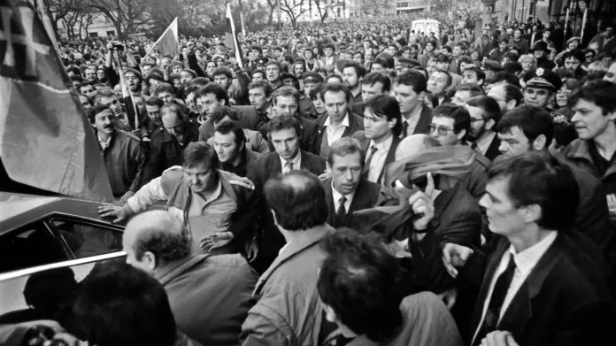 Václav Havel odjíždí 14. 3. 1991 z Bratislavy pronásledován davem poté, co prošel kolem probíhající manifestace k výročí Slovenského štátu na náměstí SNP