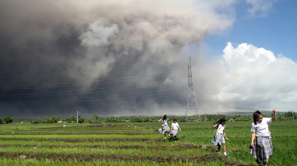 Vulkán Mayon na Filipínách chrlí lávu a popel
