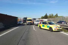 Při nehodě autobusu a dalších dvou vozidel na D1 v Brně se zranili čtyři lidé