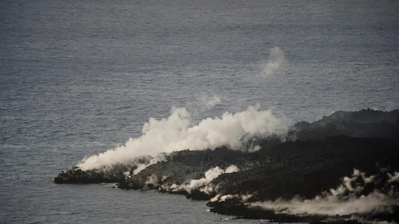 Láva tekoucí do moře