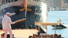 Francouzský rapper Julien Mari zapaluje olympijský oheň