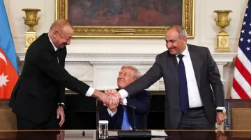 Ázerbájdžánský vůdce Ilham Alijev a arménský premiér Nikol Pašinjan s americkým prezidentem Donaldem Trumpem v Bílém domě