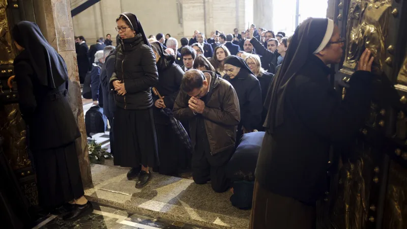 Lidé u Svaté brány ve Vatikánu