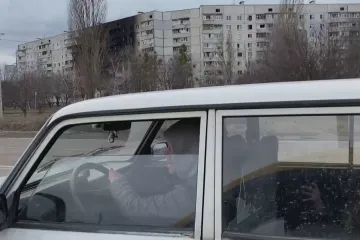 Přežít na rozbombardovaných sídlištích v Charkově pomáhají dobrovolníci, nosí tam jídlo i léky