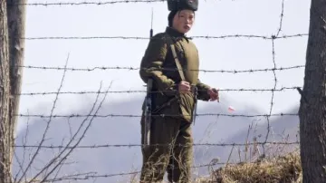 Příslušnice korejské armády střežící hranice