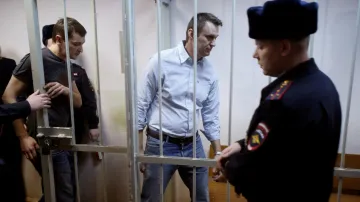 Alexej Navalnyj s bratrem u moskevského soudu