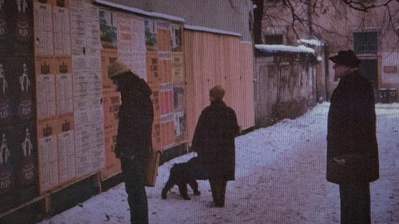 Aby zabránili nápisům, umístili komunisté na zeď plakátovací plochu