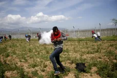 U Idomeni se střetli běženci s makedonskou policií, došlo na slzný plyn i kameny
