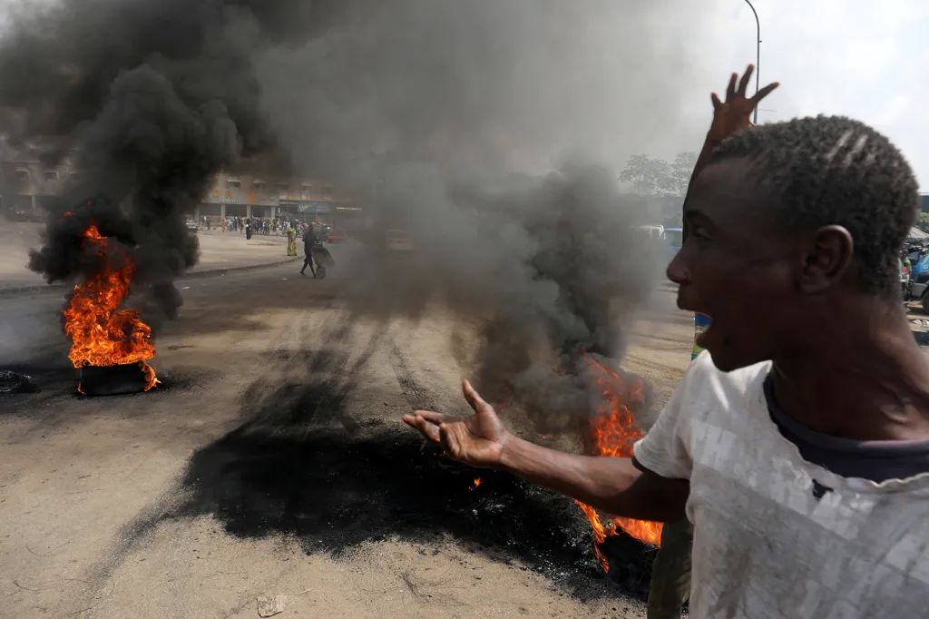 Demonstranti na hořících barikádách protestují proti rozhodnutí Mezinárodního trestního soudu, který zprostil obvinění někdejšího prezidenta Pobřeží slonoviny Laurenta Gbagba, podezřelého ze zločinů proti lidskosti. Podle obžaloby nese bývalá hlava státu odpovědnost za povolební násilí, při kterém v roce 2010 zemřelo přes tři tisíce lidí