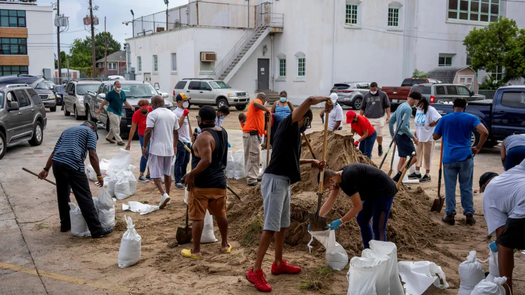 Lidé v New Orleans se připravují na úder hurikánu Laura