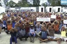 Bez jídla, bez elektřiny. Stovky běženců odmítají opustit tábor na Papui, bojí se útoků