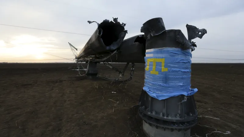 Zničený sloup elektrického vedení na Krymu