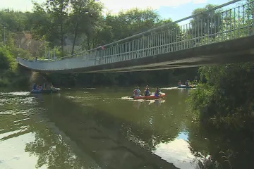 V Bystrci uzavřeli lávku přes Svratku. Průzkum odhalil dutiny a prosakování vody