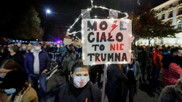 "Moje tělo není rakev," ujišťuje jedna z účastnic pochodu ve Varšavě