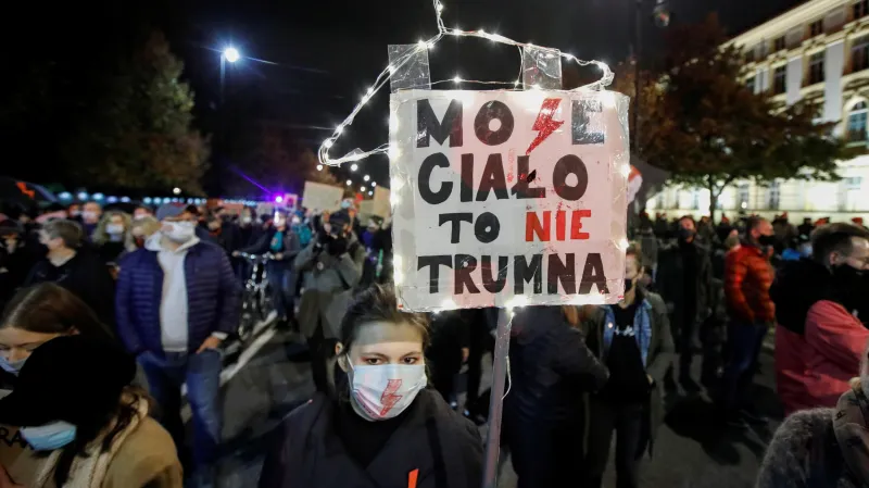 "Moje tělo není rakev," ujišťuje jedna z účastnic pochodu ve Varšavě