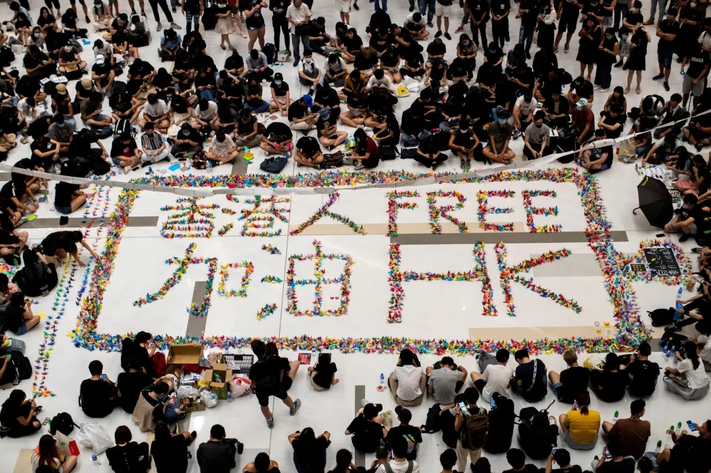 Později studenti z papírových jeřábů vyrobili nápis požadující svobodný Hongkong