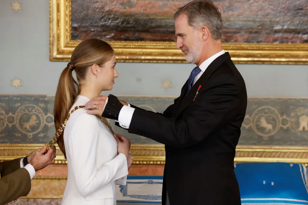 Španělská princezna Leonor přijímá od svého otce krále Filipa VI. náhrdelník Řádu Karla III.