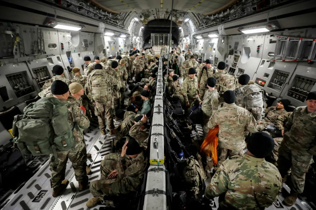 Příprava výsadku 82. výsadkové divize americké armády během cvičení v Kolumbii