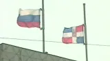 Ruské vlajky na půl žerdi