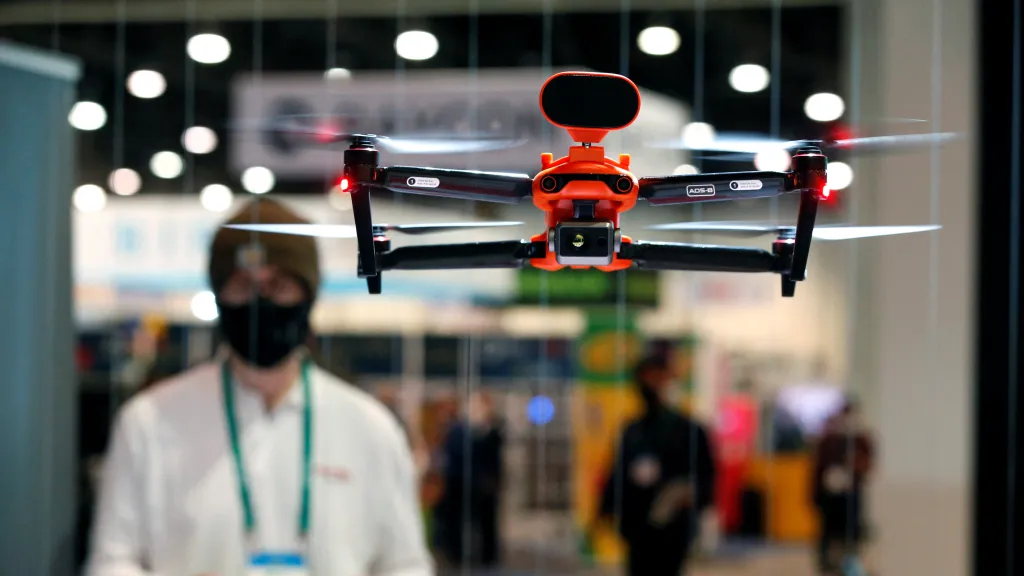 Ilustrační foto – jeden ze starších modelů dronu čínské firmy Autel Robotics na veletrhu v Las Vegas (leden 2022)