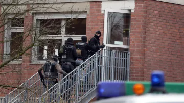 Policisté před školkou, kde zadržuje útočník rukojmí