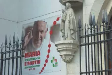 Papež míří do Portugalska na setkání katolické mládeže. Podle některých obětí chce Vatikán zahladit sexuální skandál