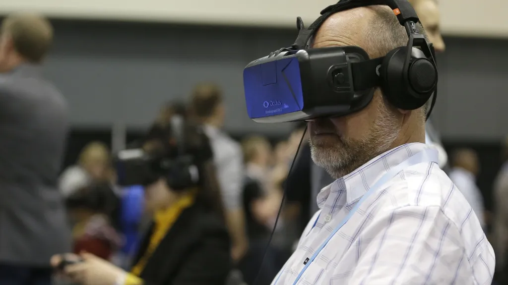 Muž si zkouší brýle pro virtuální realitu Oculus