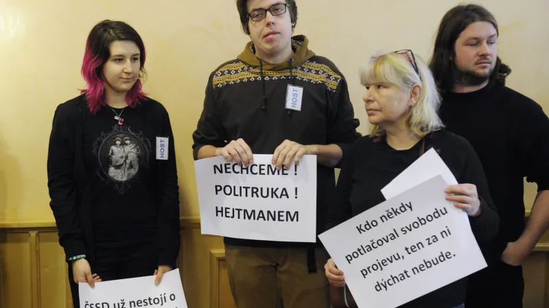 Protest proti zvolení Václava Šlajse hejtmanem