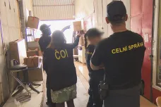 Celníci zasahovali v pražské tržnici SAPA, zabavili tisíce padělků