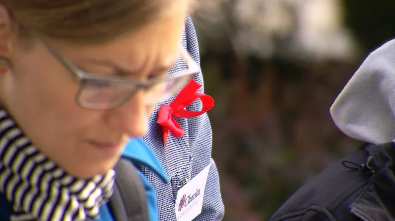 Sestry domácí péče si na protest připnuly červené mašle