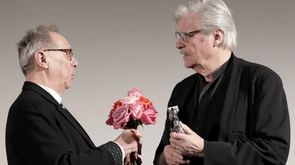 Peter Simonischek (vpravo) přebírá od ředitele festivalu Dietera Kosslicka cenu pro Jiřího Menzela