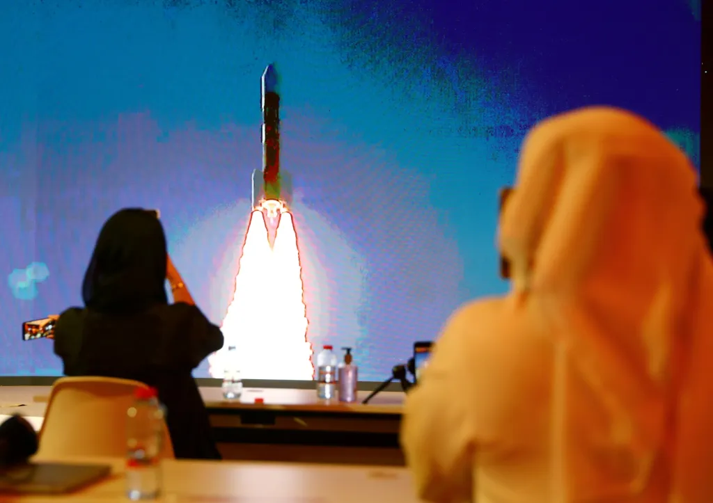 Start japonské kosmické rakety H-IIA z centra vesmírných letů Tanegashima. Raketa s sebou nese monitorovací zařízení k planetě Mars