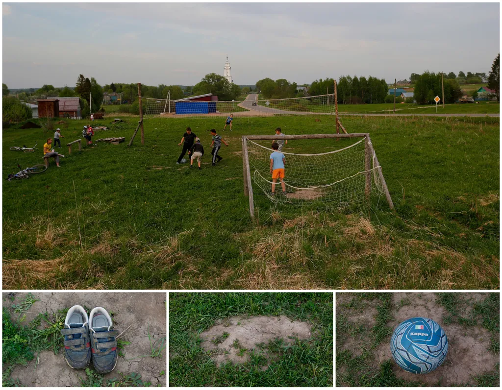 Chlapci u fotbalu na vesnickém hřišti v ruské obci Jelizarovo v jaroslavském regionu