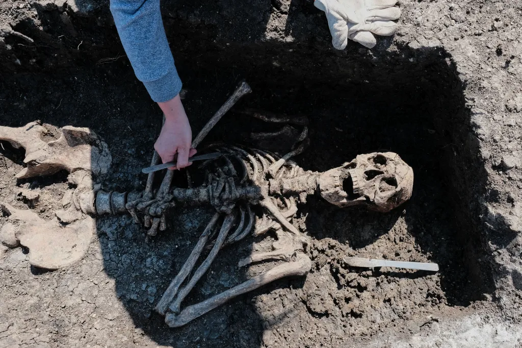 Jedním z důležitých prvků je změna pohřebního ritu. Oproti ranému středověku mají zemřelí ze 14. století ruce složené na hrudi, a ne volně podél těla