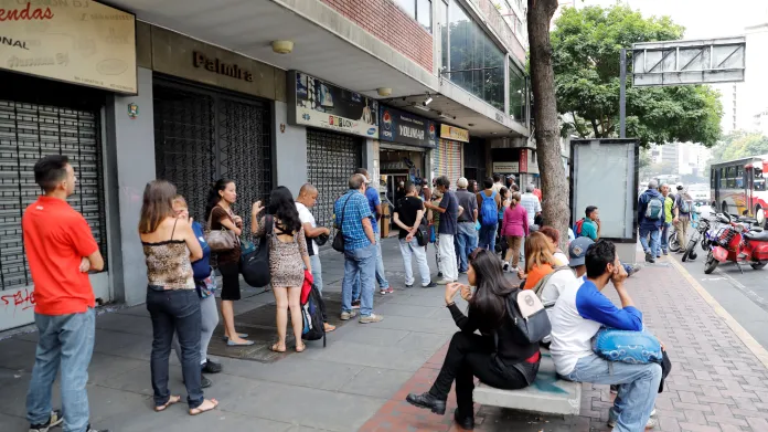 Fronta před pekařstvím v Caracasu během výpadku elektřiny