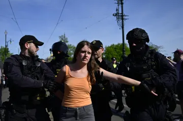 Odpůrci Pochodu pro život blokovali v centru Prahy most Legií