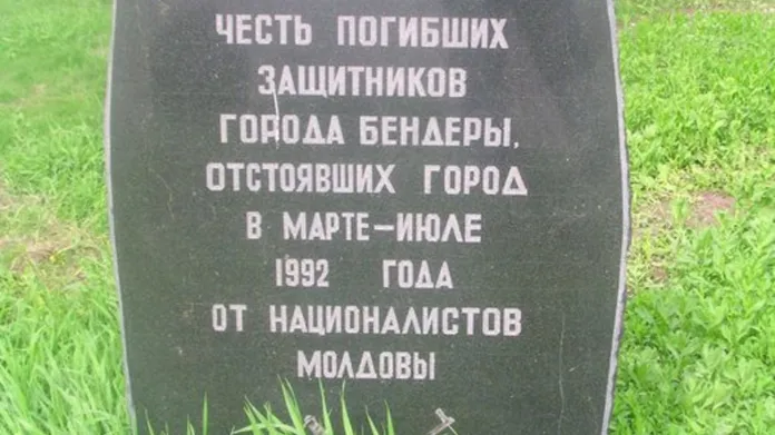Hrob neznámého vojína v Podněstří  s nápisem: „Pomník postaven k uctění zahynulých obránců města Bendery, kteří ho ubránili v březnu až červenci roku 1992 před moldavskými nacionalisty“