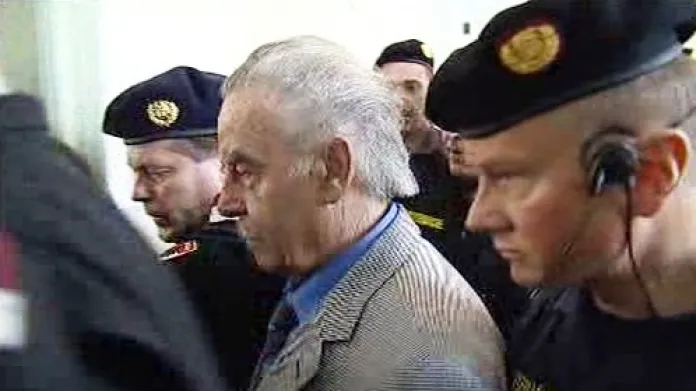 Justiční stráž eskortuje Josefa Fritzla k soudu v Sankt Pöltenu